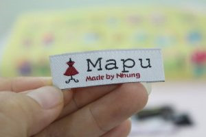 nhãn mác có trước hay thẻ bài