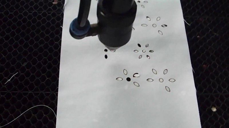 Cắt chi tiết hoa văn bằng máy cắt laze trên vải