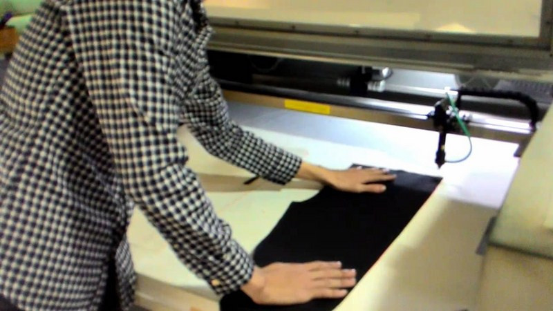 Tạo hoa văn trên vải bằng máy cắt laze